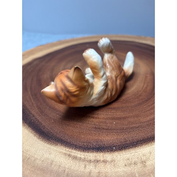 Vintage Porcelain Cat Figurine Lying Down with Raised Paw Brown White 1950s - Picture 4 of 7